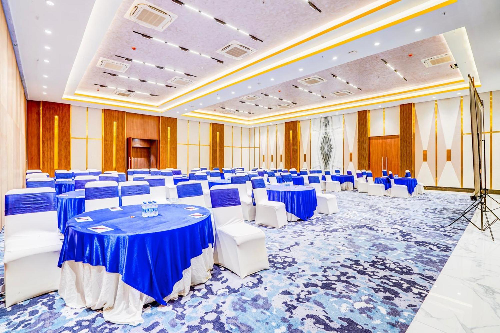 Sunday Hotels And Residences Gurgaon Exterior photo